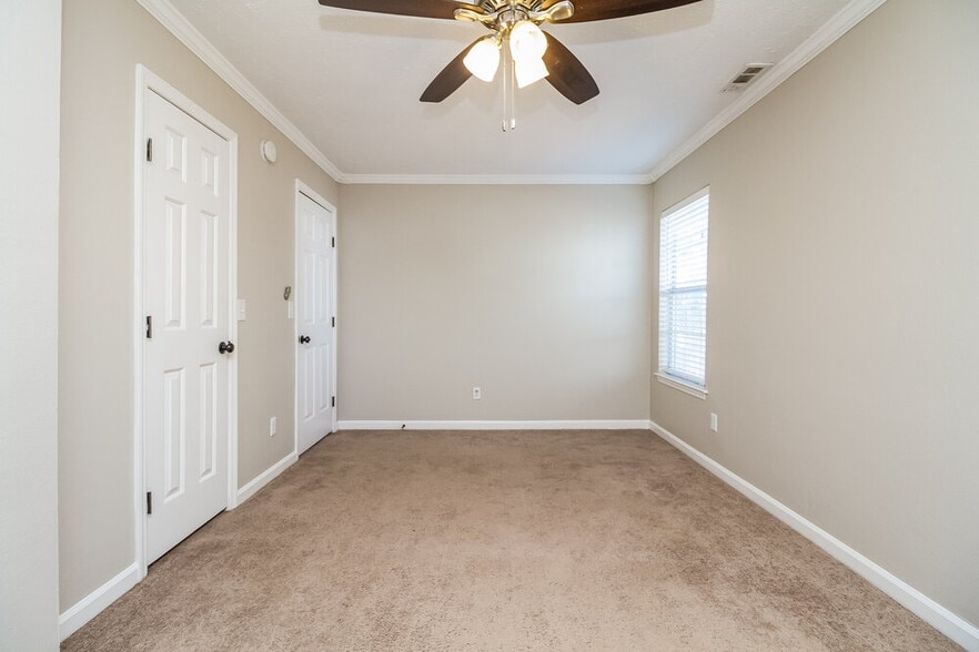 Building Photo - 494 Forest Ridge Dr