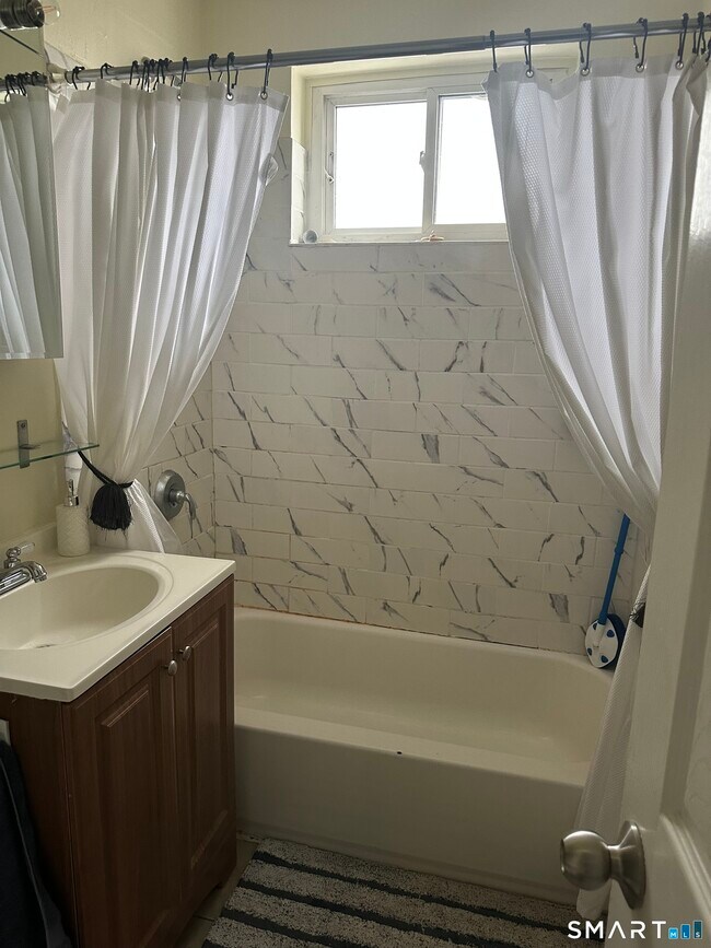 Building Photo - 4 Van Zant St