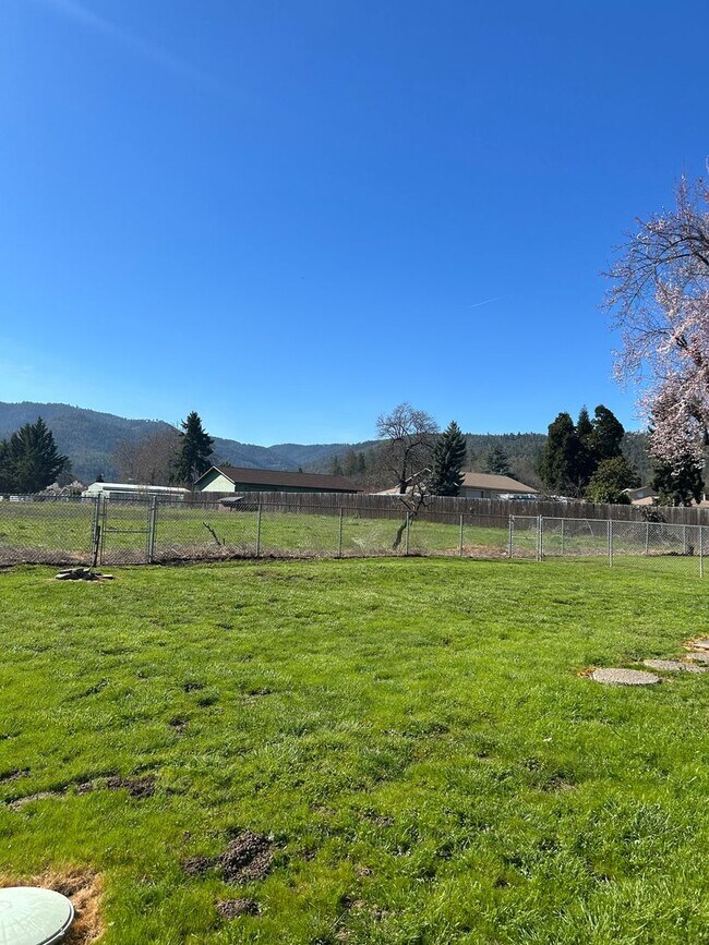 Building Photo - 2883 W Griffin Creek Rd