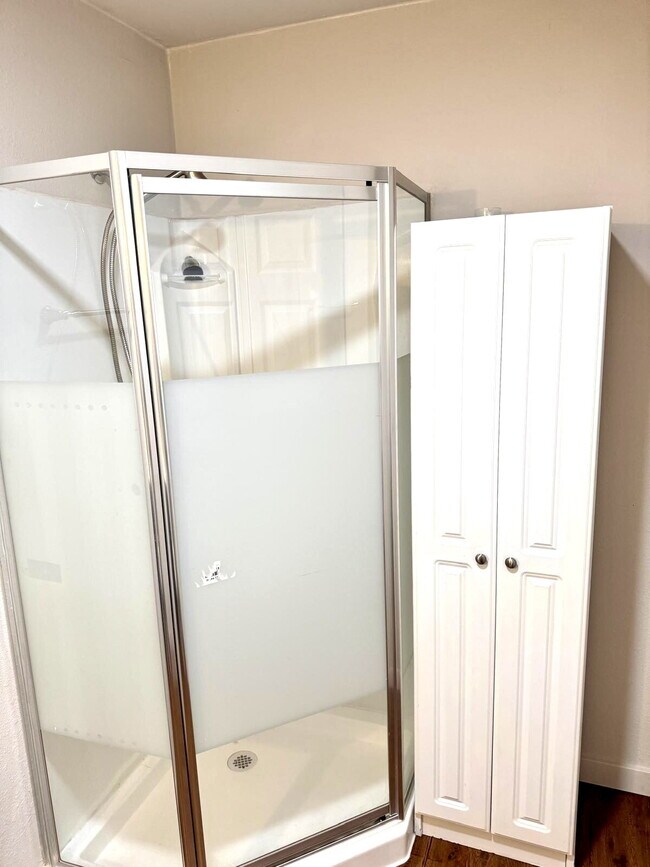 Building Photo - Private Detached 1-Bedroom Home – Modern Updates in Prime University Place Location