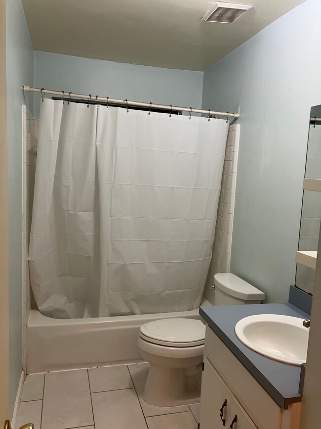 Building Photo - Hickory Ct