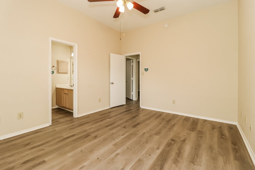 Building Photo - 4001 Periwinkle Dr