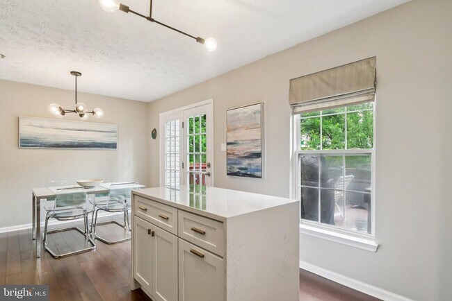Building Photo - 9525 Oakhurst Dr