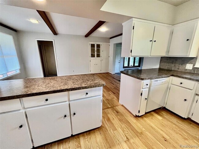 Building Photo - 6901 Woodbank Dr