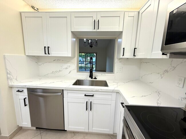 Building Photo - 6649 Somerset Dr