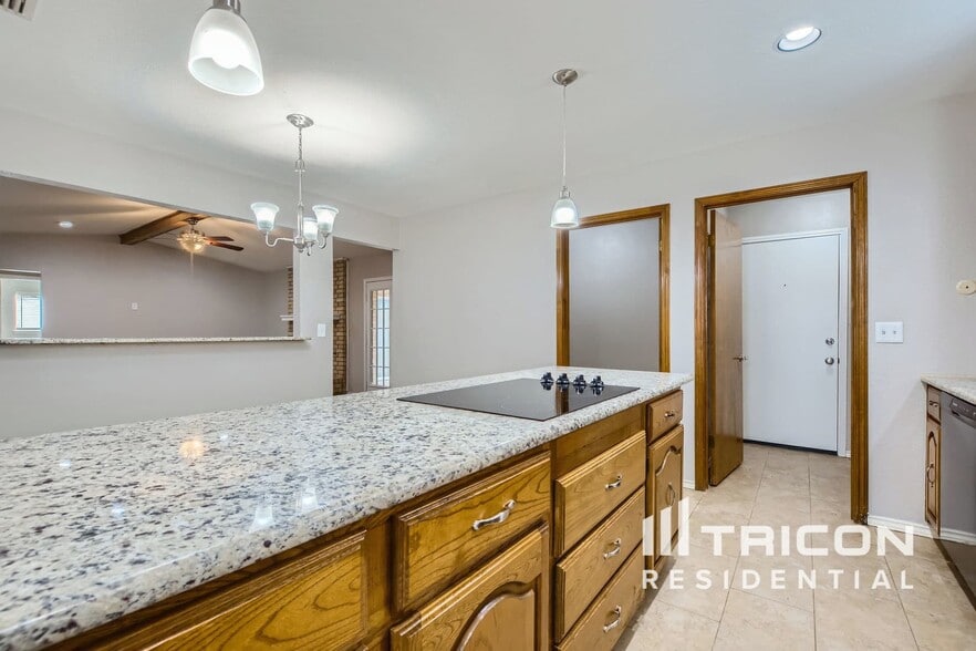 Building Photo - 4922 Willowhaven Cir