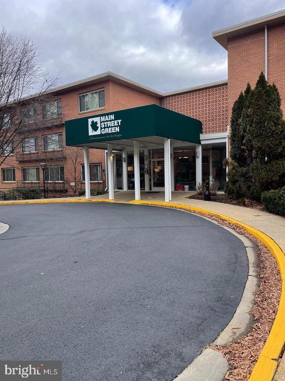 Building Photo - 10570 Main St