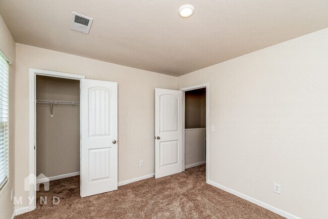Building Photo - 265 Royal Mdw Dr