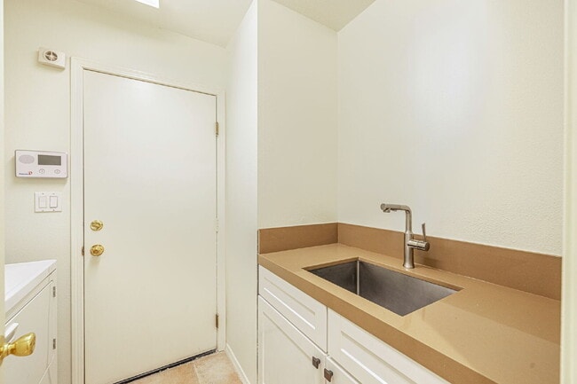 Building Photo - Executive 5-Bedroom Pool Home with Dual Master Suites in Stevenson Ranch