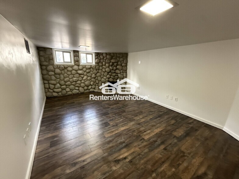 Building Photo - 4555 Highland Dr.