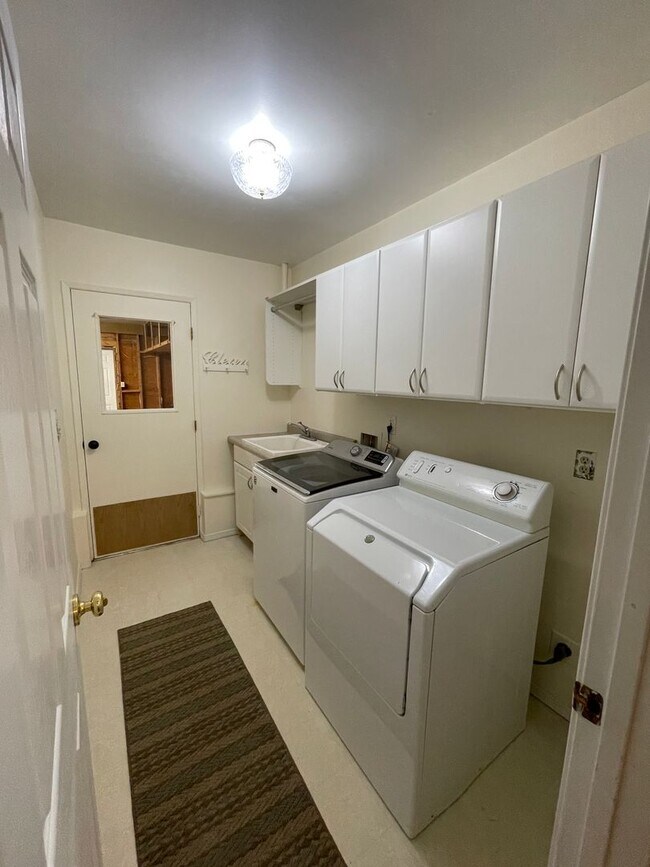 Building Photo - 10800 Lathrop Ln NW