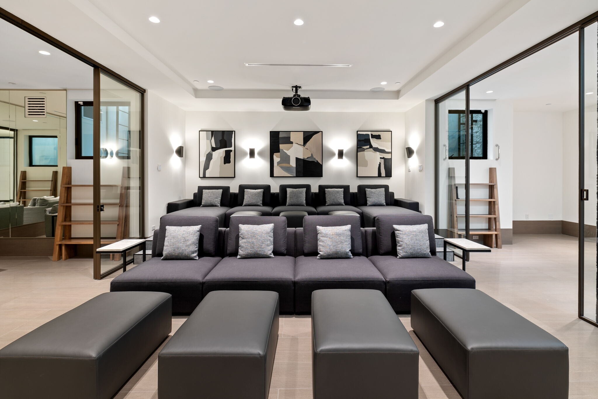 Building Photo - 716 The Strand