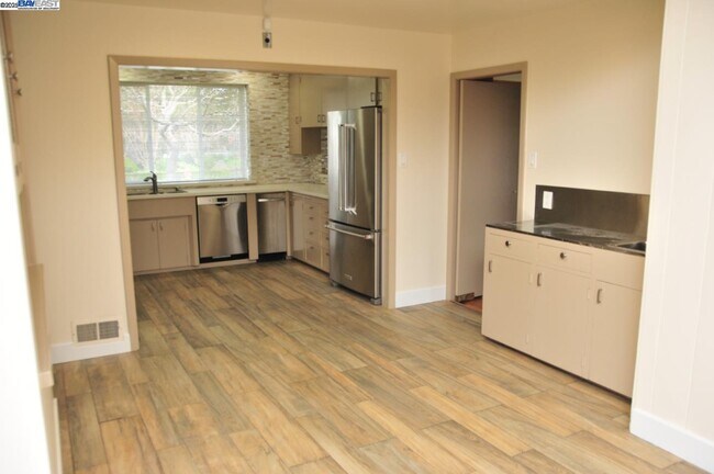 Building Photo - 802 Center Dr