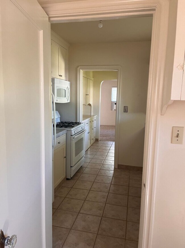 Building Photo - Available Now!! Delightful 1 bedroom, 1 ba...
