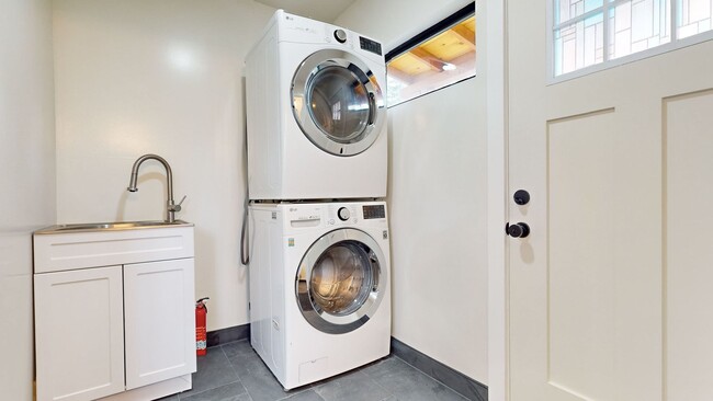Building Photo - Beautiful 2 Bedroom 1.5 Bathroom Home! Sho...