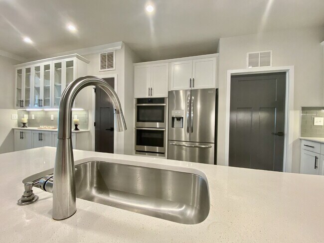 Building Photo - GORGEOUS TOWNHOME IN SOUTH PARK