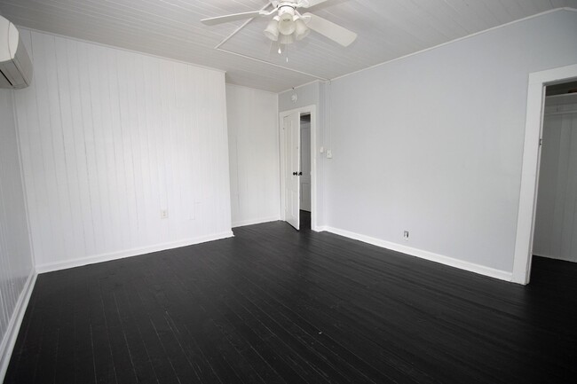 Building Photo - 2 Bedroom, 1.5 Bath in West Columbia, Step...