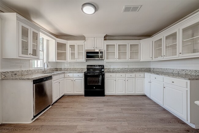 Building Photo - 5831 Annunciation St