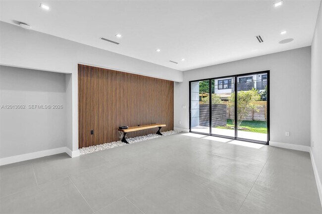 Building Photo - 808-810 SW 9th St