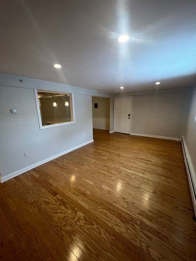 Building Photo - GARDEN LEVEL CONDO: 2 BED/1 BATH: Birchwoo...
