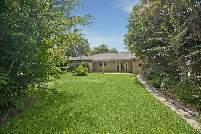 Building Photo - 10303 Greenwillow Dr