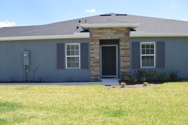 Building Photo - Stunning and elegant fully furnished 3/2/2 villa with Pool, hot tub & Lake views