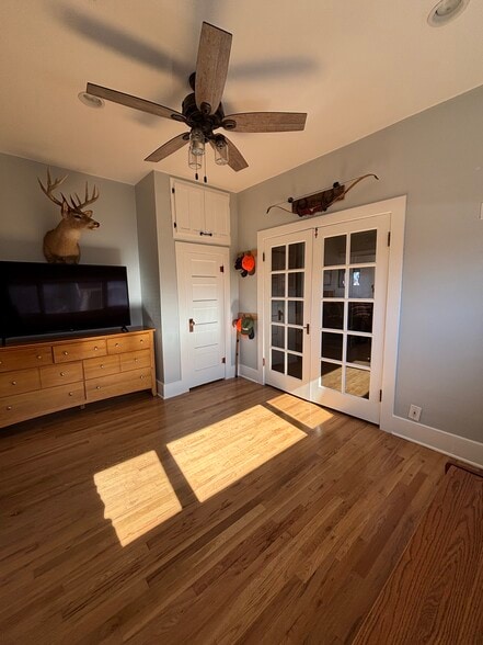 Building Photo - 211 S 6th Ave