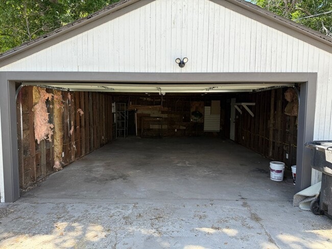Building Photo - Newley renovated 4 bedroom home!
