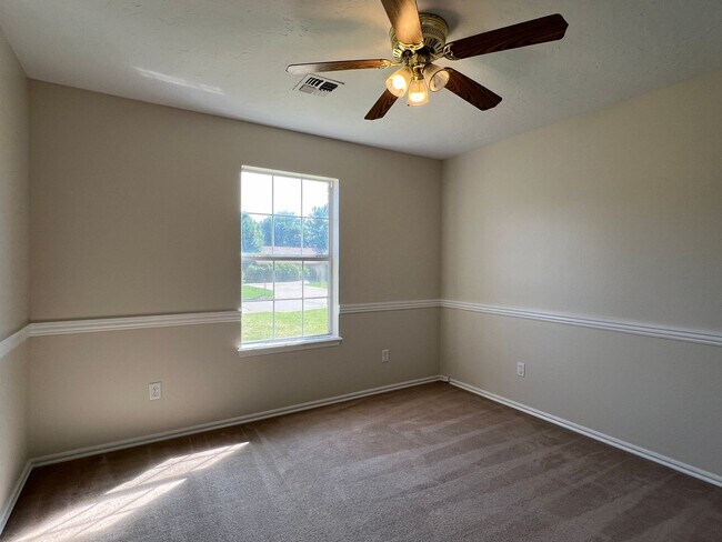 Building Photo - 4010 SE Camelot Dr
