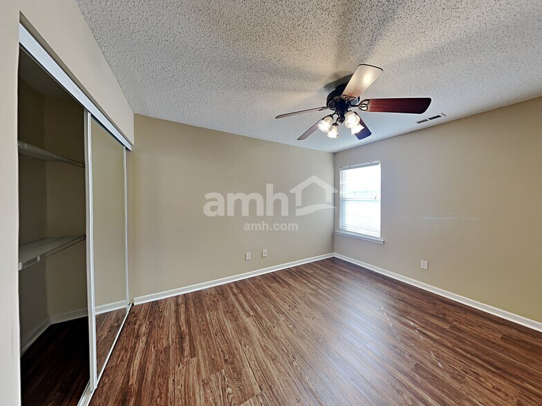 Building Photo - 8836 Laurel Run Dr