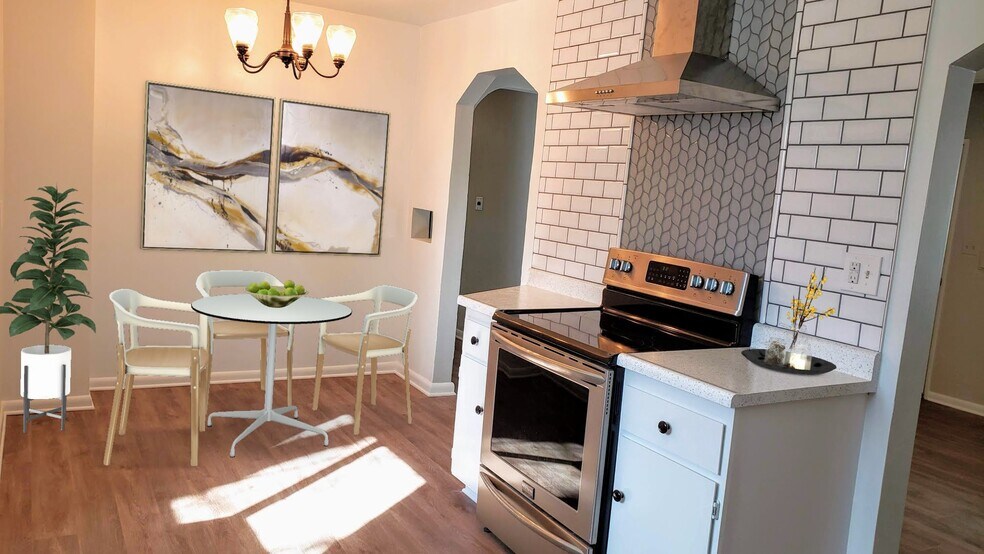 eat in kitchen - 3155 S Fox St