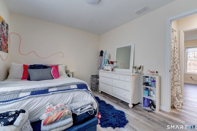 Building Photo - 15 Hillyndale Rd