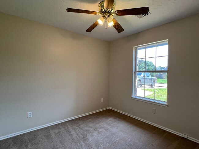 Building Photo - 4010 SE Camelot Dr