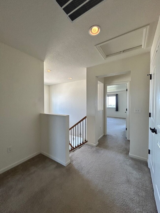 Building Photo - Spacious 5-Bedroom House with Large Fenced Yard