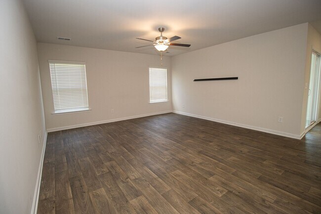 Building Photo - Gorgeous 3 Bedroom, 2 Bath - Available Mid...