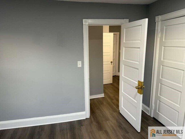 Building Photo - 107 Parkway Ave