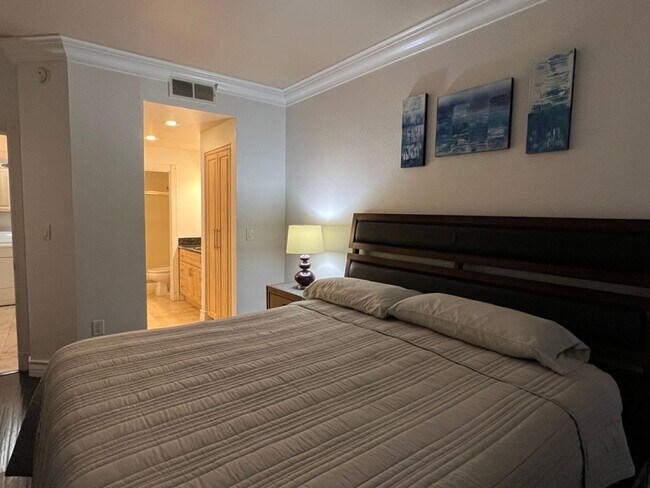 Building Photo - Meridian Unique 2/Bd 2/Ba St Tropez Floor ...