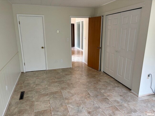 Building Photo - 1329 W Holly Hedges Dr