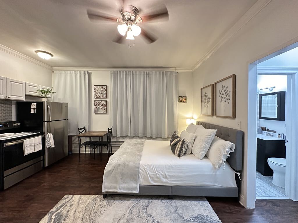 Building Photo - 3345 N Marshfield Ave