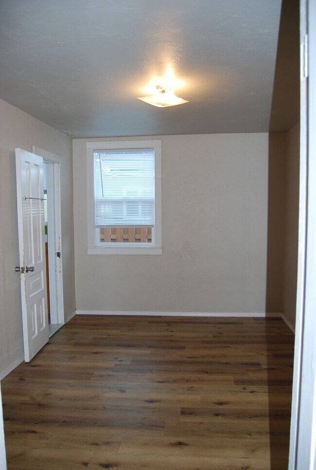 Building Photo - BEL250