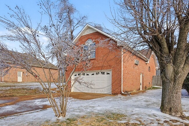 Building Photo - 105 Edgeview Dr
