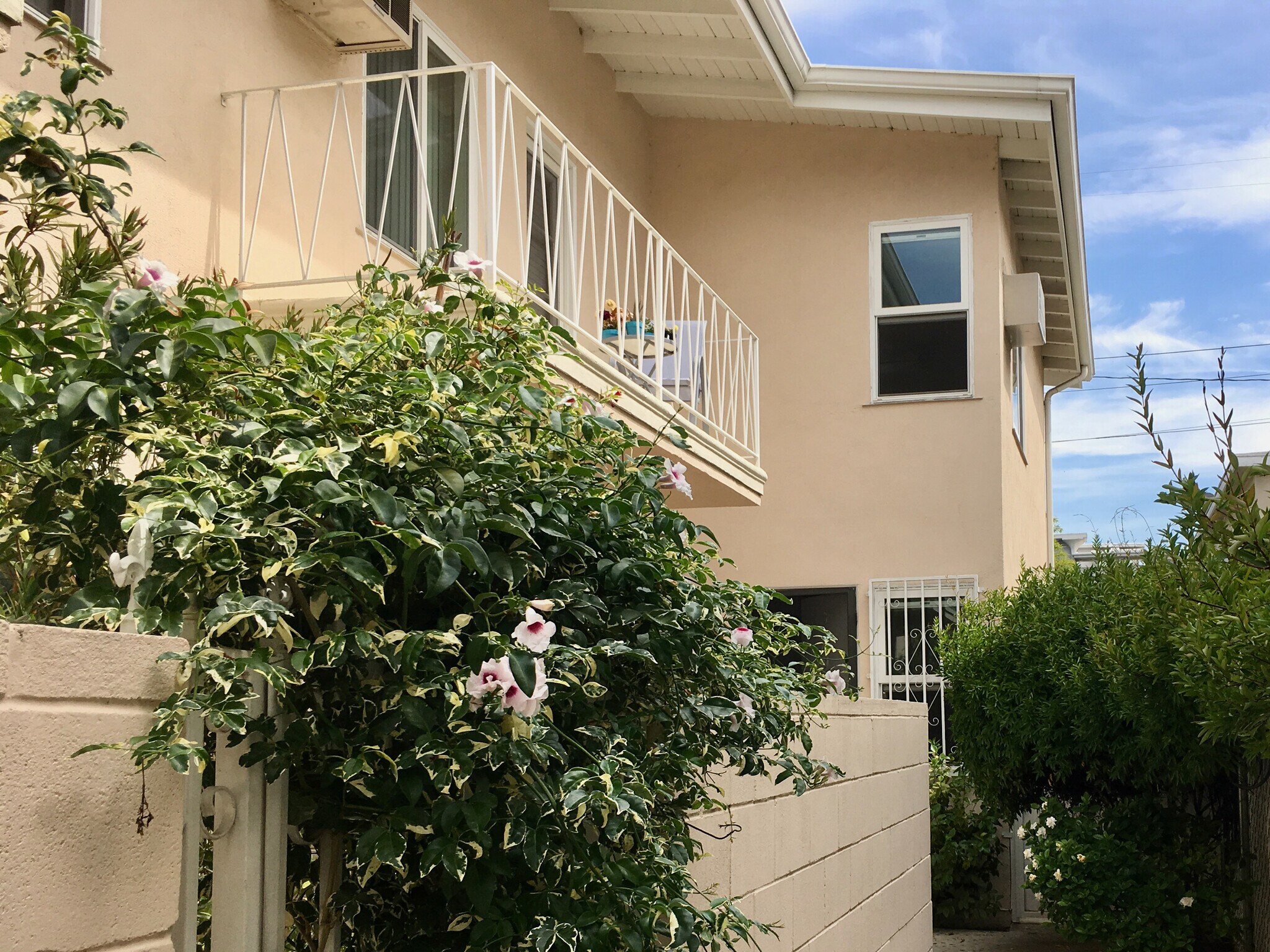 charming garden building - 1318 N Martel Ave
