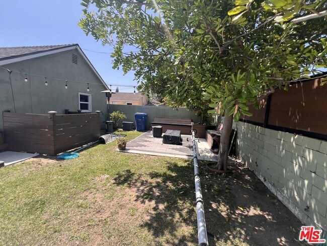 Building Photo - 7865 Bleriot Ave