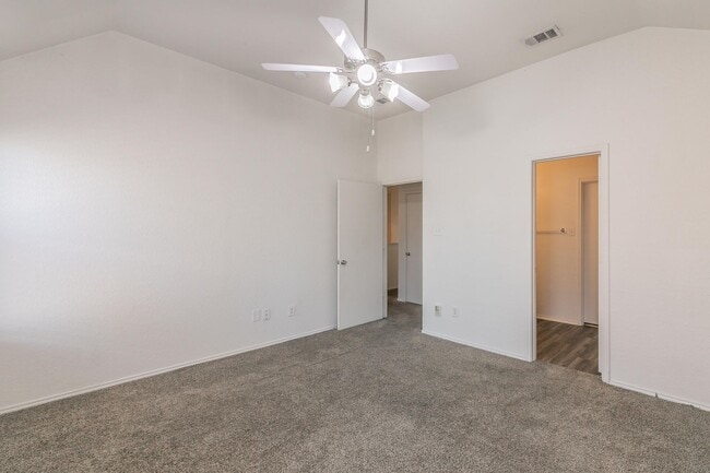 Building Photo - Newly Remolded in Lakewood-walking distance to the lake