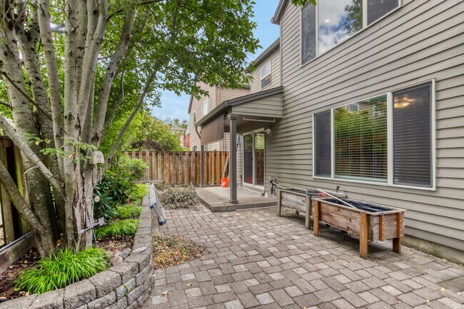 Building Photo - 4BR/2.5BA Home with Main-Level Bedroom/Office — Central A/C & Fenced Yard | Orenco Gardens, Hills...