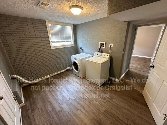 Building Photo - 300 Hill St