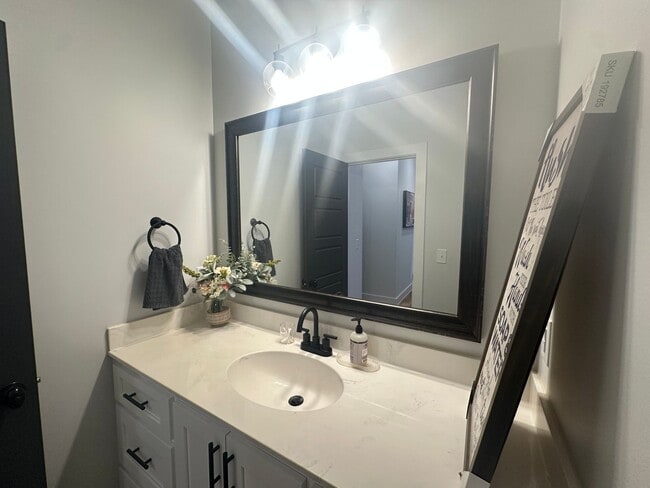 Building Photo - Stunning 4BR/2BA Home in Legacy Hill Estates