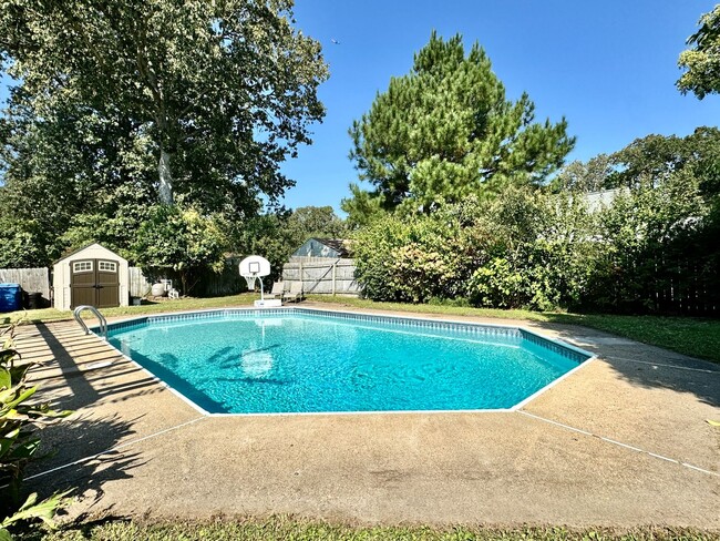 Building Photo - A Pool Home in Birchwood Gardens! Availabl...