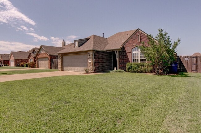 Building Photo - Tulsa Beauty Available Beginning of Januar...