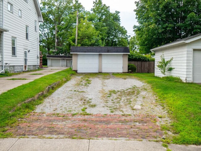 Building Photo - 681 Washington St